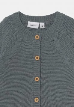 Name It NBMNAGIV GIFTPACK SET UNISEX - Strickjacke - Trooper -Name it Verkäufe 294f65e6390e4a738f2e7ff859c6d78a